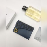 這款迪奧馬鞍翻蓋卡夾實用精巧可替代傳統的馬鞍錢包采用Dior Oblique印花