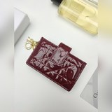 Lady Dior 5格卡夾飾有經典的藤格紋緝面線采用漆皮牛皮精心制作精巧實用。