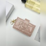Lady Dior 5格卡夾飾有經典的藤格紋緝面線采用漆皮牛皮精心制作精巧實用。
