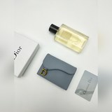 這款Dior翻蓋粒面牛皮卡夾采用D标志裝飾正面翻蓋,展現迪奧馬鞍系列産品的标志性