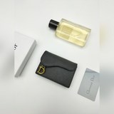 這款Dior翻蓋粒面牛皮卡夾采用D标志裝飾正面翻蓋,展現迪奧馬鞍系列産品的标志性