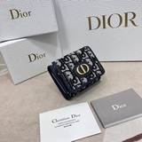 DIOR30 Montaigne 短款錢包以優雅的“CD”标志裝飾翻蓋。采用藍色