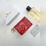 迪奧翻蓋卡夾S0011漆皮牛皮+内裡羊皮精心制作，彰顯 Lady Dior 系列