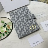 Dior記事本秘專櫃款、細膩柔滑材質 做工無可挑剔，堅持高品質，内置卡位隔層，進