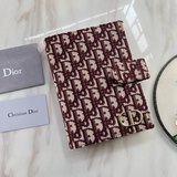 Dior記事本秘專櫃款、細膩柔滑材質 做工無可挑剔，堅持高品質，内置卡位隔層，進