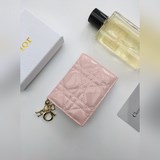 迪奧翻蓋卡夾S0011漆皮牛皮+内裡羊皮精心制作，彰顯 Lady Dior 系列