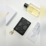 迪奧翻蓋卡夾S0011裡外全羊皮+反包邊工藝 精心制作，彰顯 Lady Dior