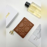 迪奧翻蓋卡夾S0011裡外全羊皮+反包邊工藝 精心制作，彰顯 Lady Dior