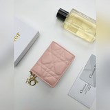 迪奧翻蓋卡夾S0011裡外全羊皮+反包邊工藝 精心制作，彰顯 Lady Dior