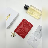 迪奧翻蓋卡夾S0011裡外全羊皮+反包邊工藝 精心制作，彰顯 Lady Dior