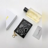 迪奧翻蓋卡夾S0011漆皮牛皮+内裡羊皮精心制作，彰顯 Lady Dior 系列