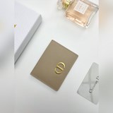 迪奧Dior Montaigne 卡夾是一款經典高雅的配飾/：li 采用粒面牛皮