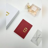 迪奧Dior Montaigne 卡夾是一款經典高雅的配飾/：li 采用粒面牛皮