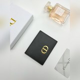 迪奧Dior Montaigne 卡夾是一款經典高雅的配飾/：li 采用粒面牛皮