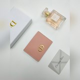 迪奧Dior Montaigne 卡夾是一款經典高雅的配飾/：li 采用粒面牛皮