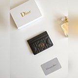 迪奧 Dior Caro 五格卡夾是本季新品，優雅實用。款號：S5130 采用柔