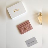 迪奧 Dior Caro 五格卡夾是本季新品，優雅實用。款號：S5130 采用柔