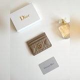 迪奧 Dior Caro 五格卡夾是本季新品，優雅實用。款號：S5130 采用柔