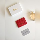 迪奧 Dior Caro 五格卡夾是本季新品，優雅實用。款號：S5130 采用柔