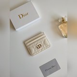 迪奧 Dior Caro 五格卡夾是本季新品，優雅實用。款號：S5130 采用柔