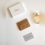 迪奧 Dior Caro 五格卡夾是本季新品，優雅實用。款號：S5130 采用柔
