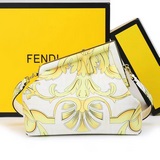 Fendi First手袋，皮質材質，飾有Versace by Fendi印花。