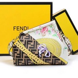 Fendi First手袋，皮質材質，飾有Versace by Fendi印花。