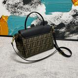 最新走秀款Fendi /Versace聯名款法棍包閃亮登場！牛皮材質、前幅五金