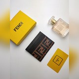 芬迪“F is Fendi”卡包有中間夾層和六個卡槽[慶祝]Fendi Roma
