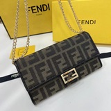 品牌：Fendi 2605顔色：  黑棕色 尺寸： 19*10.5*3.5