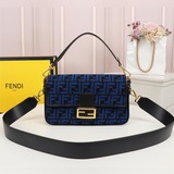 Fendi 走秀單品Fendi芬迪法棍包（Baguette) 單肩、斜跨都不是
