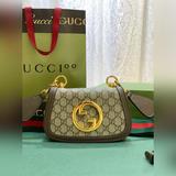 全新Gucci Blondie系列手袋不僅擁有獨特的靈動氣質，也兼具了創作總監亞