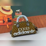 adi [玫瑰]GG聯名系列迷你旅行包作為adi x GG聯名系列之一，這款迷你