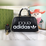 adidas x Gucci聯名系列迷你旅行包，作為adidas x Gucci