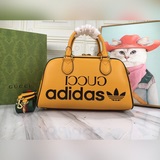adidas x Gucci聯名系列迷你旅行包，作為adidas x Gucci