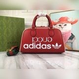adidas x Gucci聯名系列迷你旅行包，作為adidas x Gucci