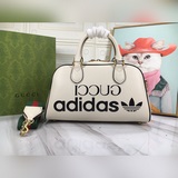 adidas x Gucci聯名系列迷你旅行包，作為adidas x Gucci