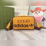 GG作為adidasxGucci聯名系列之一，這款Ophidia系列肩背包飾有T