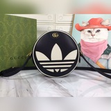 GG作為adidasxGucci聯名系列之一，這款Ophidia系列肩背包飾有T