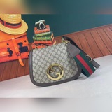 型號：699210 尺寸：29x22x7cm新品/圓形互扣式雙G中號肩背包