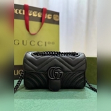 、黑扣GG Marmont Mini 柔軟的皮質更凸顯質感，背出街必定是個矚目的