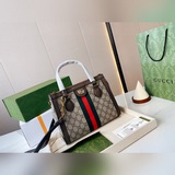 小號gucci複古的設計gg高級人造帆布材質點綴紅綠織帶，品牌馬術本源的緻敬