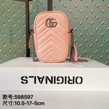 款號：598597  尺寸10.5-17-5cm這款迷你手袋采用黑色绗縫皮革制作