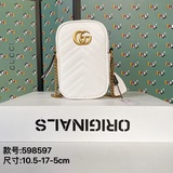 款號：598597  尺寸10.5-17-5cm這款迷你手袋采用黑色绗縫皮革制作