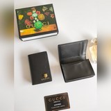 Gucci 折疊卡片夾，配以醒目的标志性虎頭金屬配件。采用熱壓小牛皮制作，以獲得