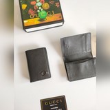 Gucci 折疊卡片夾，配以醒目的标志性雙 G 金屬配件。采用熱壓小牛皮制作，以