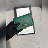 GUCCi卡包采用竹節鎖扣設計，突顯GUCCi設計美學中對材料的靈活運用。飾以經