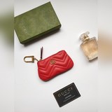 GUCCI全新小零錢包～口紅包采用進口小牛皮剌繡波浪紋，搭配精緻原工廠古銅雙G五