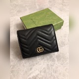 最新～GG Marmont 卡片夾人形紋绗縫原廠皮背面配以 GG 标志形紋，古銅