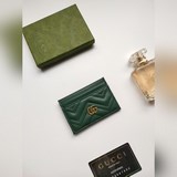 gucci新款女士卡包。gg marmont卡片夾。采用小牛皮，绗縫人形花紋配以